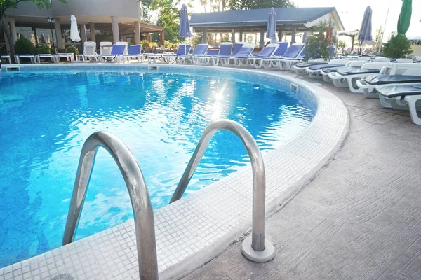 Modernes Schwimmbad mit Leiter im Freien — Stockfoto