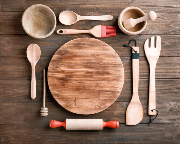 Кухонные принадлежности на столе — стоковое фото