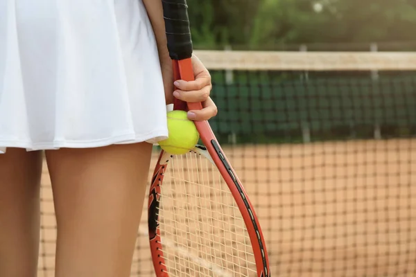 Mladá žena hrát tenis na kurtu, closeup — Stock fotografie