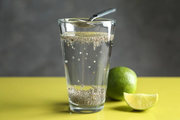 Verre d'eau avec des graines de chia — Photo