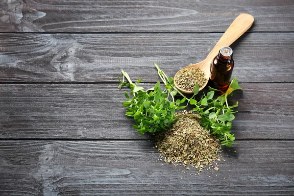 Bottiglia di vetro con olio di origano — Foto Stock