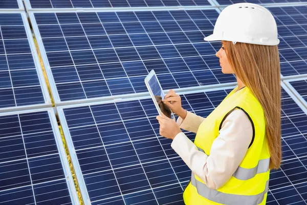 Kadın mühendis gelişmekte olan proje 