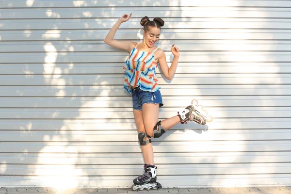 ローラー スケートで若い女性 — ストック写真