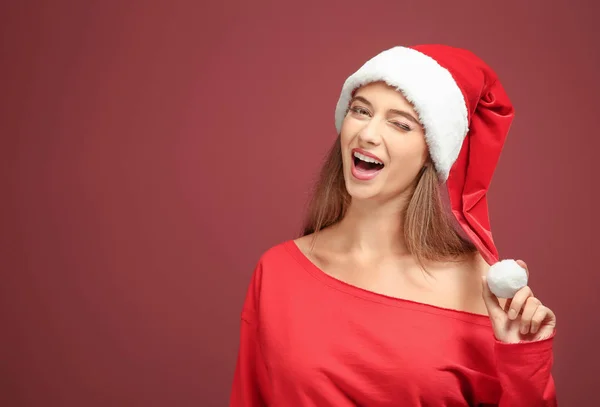 Hermosa joven en sombrero de santa — Foto de Stock