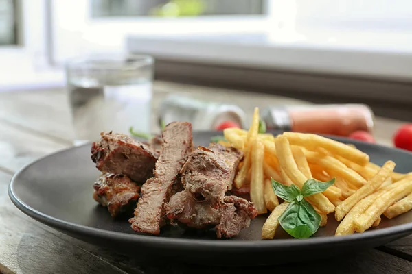 Lahodné grilovaný steak hranolky — Stock fotografie