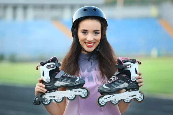 Mujer joven con patines en el estadio —  Fotos de Stock