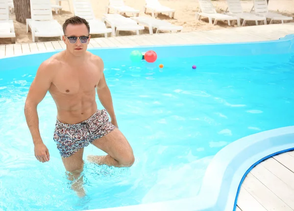 Homem atraente saindo da piscina — Fotografia de Stock
