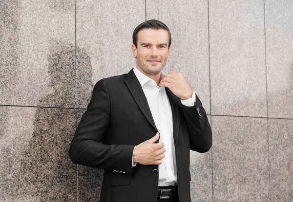 Hombre guapo en elegante traje negro — Foto de Stock