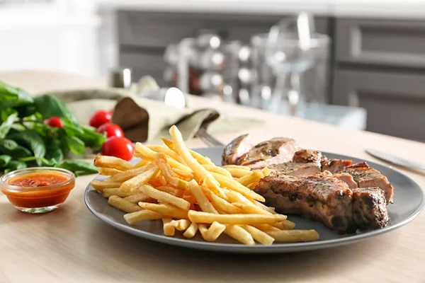 Heerlijke gegrilde steak frites — Stockfoto