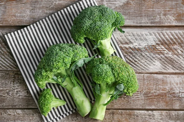 Broccoli freschi su legno — Foto Stock