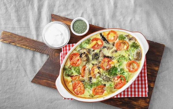 Composition avec une délicieuse casserole de brocoli — Photo