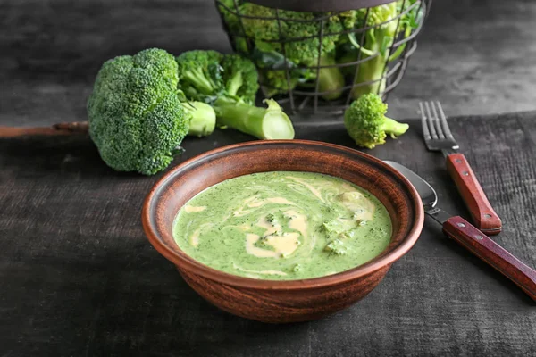 Bowl with delicious broccoli cheese soup — Stock Photo, Image