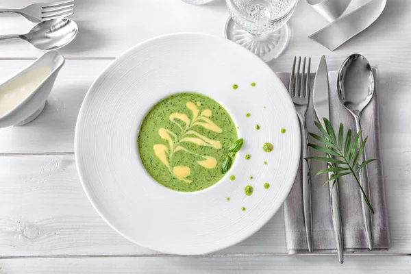 Lezzetli Brokoli peynir çorbası ile plaka