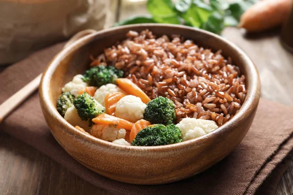 Вкусный коричневый рис — стоковое фото