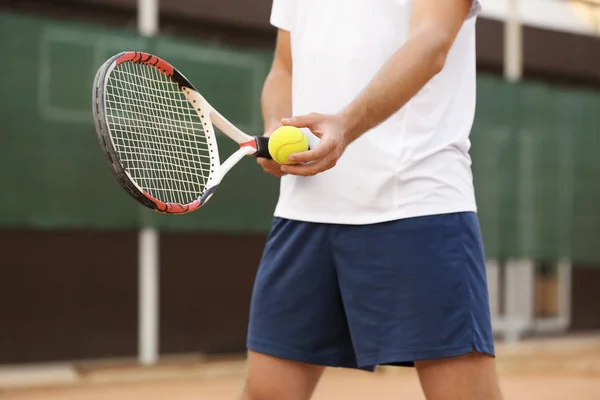 Joven jugando al tenis en la cancha — Foto de Stock