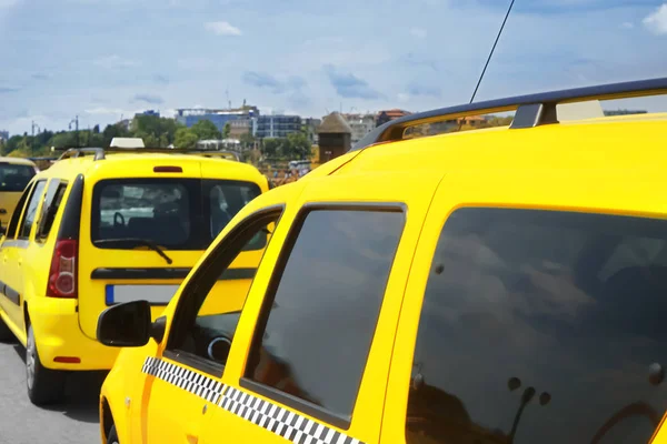 Taxis de color amarillo brillante en la zona de aparcamiento — Foto de Stock