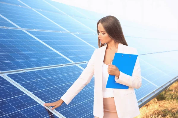 Pano ile güzel genç kadın