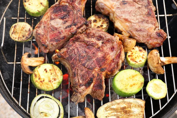 Leckere Steaks und Gemüse kochen — Stockfoto