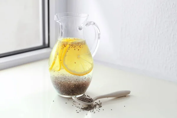 Стеклянный кувшин с водой, семенами чиа и ломтиками лимона — стоковое фото