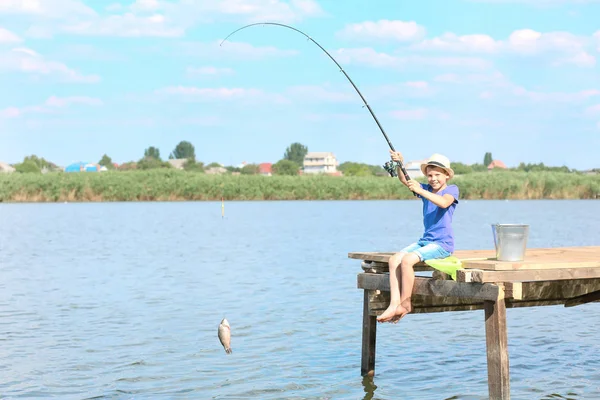 Niño lindo pesca en el día de verano — Foto de Stock