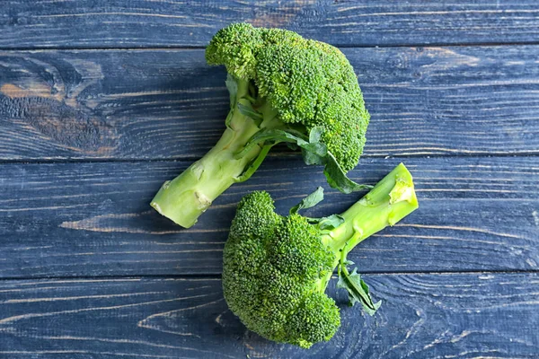 Brokoli segar di kayu — Stok Foto