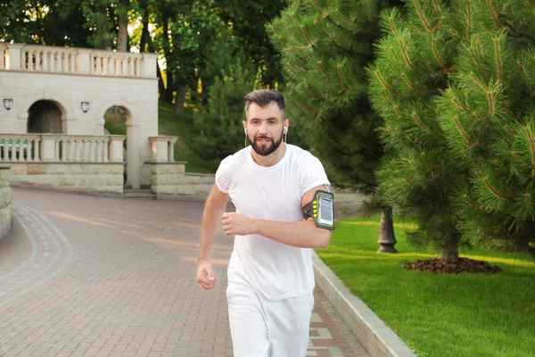 Hombre deportivo corriendo al aire libre — Foto de Stock