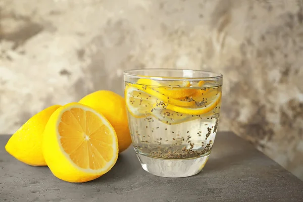 Bicchiere d'acqua con semi di chia — Foto Stock