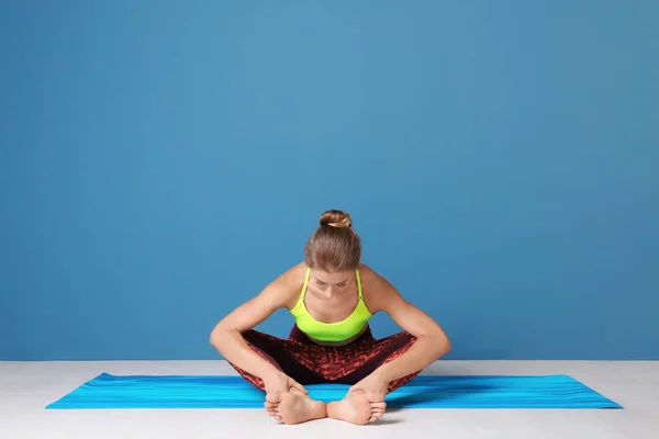 Jonge vrouw die yoga beoefent — Stockfoto