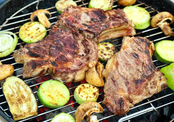 Leckere Steaks und Gemüse kochen — Stockfoto