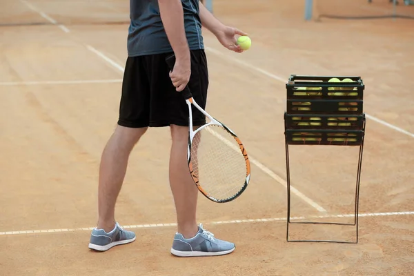 在球场上打网球的年轻人 — 图库照片