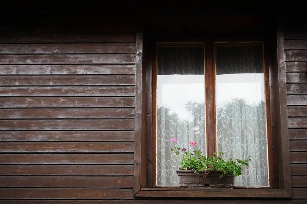Pared de madera con ventana vintage — Foto de Stock