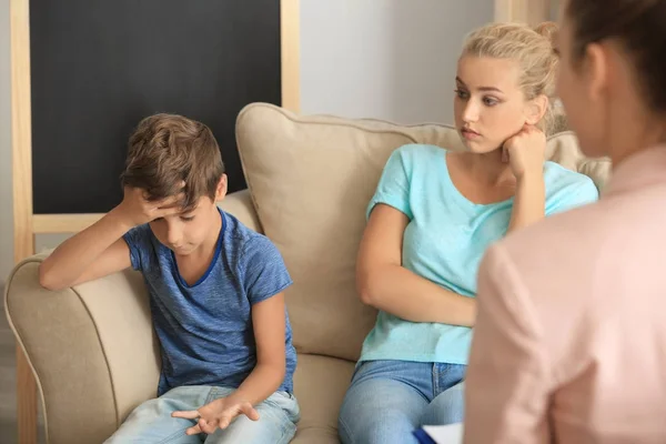 Psicólogo infantil que trabaja con la familia en el consultorio — Foto de Stock