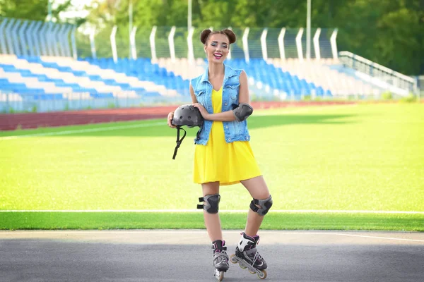 Mujer joven en patines —  Fotos de Stock