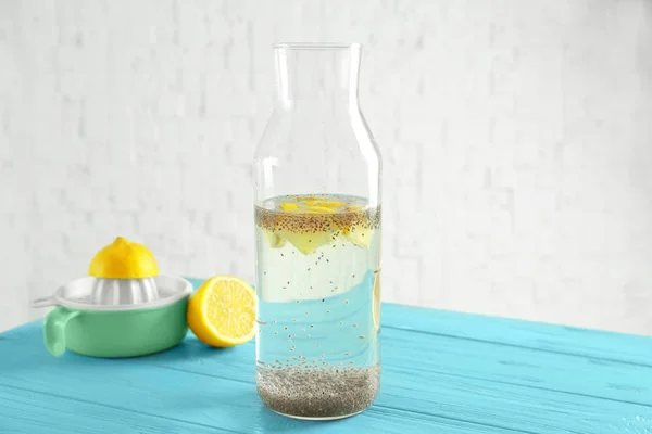 Семена чиа в бутылке воды на кухонном столе — стоковое фото