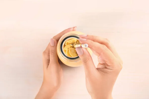 Hände halten ein Glas Smoothie mit Chia-Samen — Stockfoto