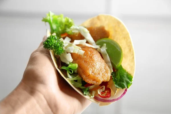 Hand holding delicious fish taco — Stock Photo, Image