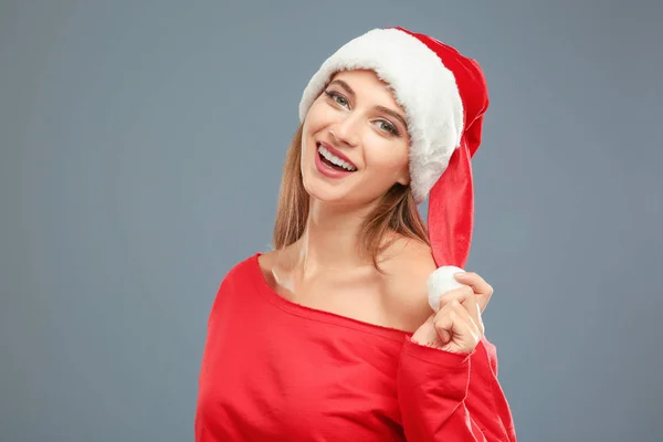 Красива молода жінка в капелюсі Санта — стокове фото