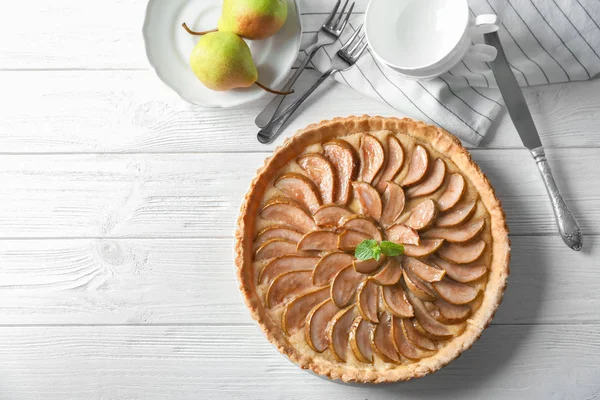 Torta de pêra saborosa na mesa — Fotografia de Stock