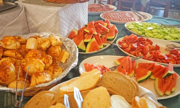 Pratos com alimentos diferentes — Fotografia de Stock