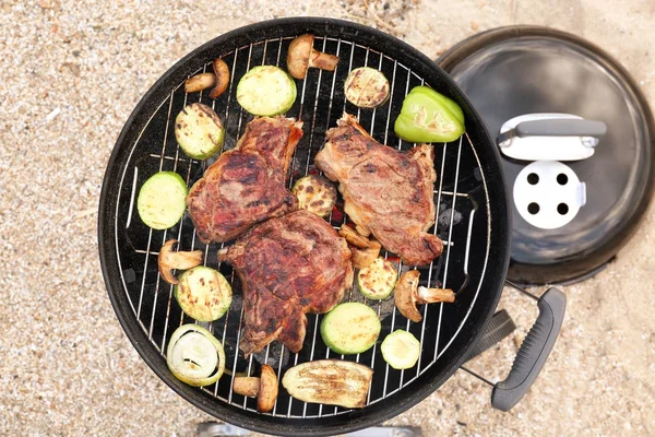 Tasty steaks and vegetables cooking — Stock Photo, Image