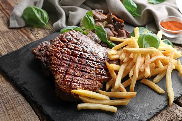 Leckere Steaks vom Grill — Stockfoto