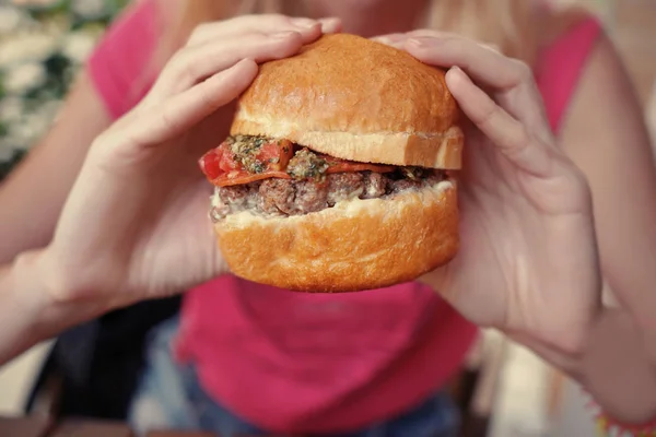 Woman holding tasty burger — Stock Photo, Image