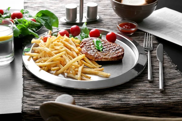 Placa de plata con delicioso bistec y papas fritas —  Fotos de Stock