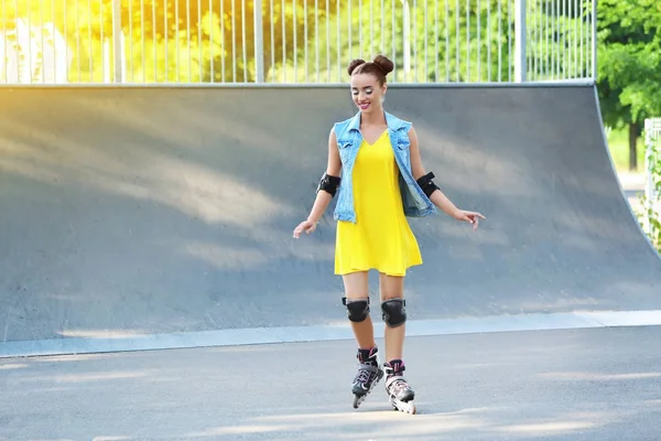 Mujer joven patinaje al aire libre —  Fotos de Stock