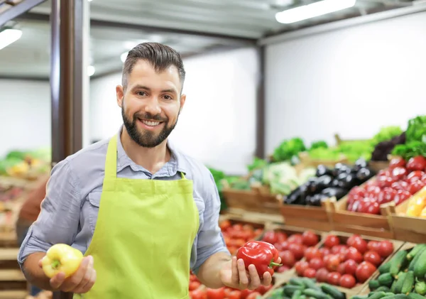 Venditore in grembiule al mercato — Foto Stock