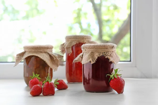 Sklenice s marmeládou na parapetu — Stock fotografie