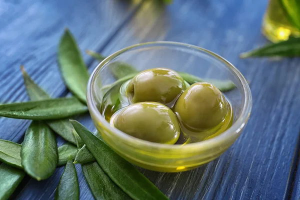Glasskål med oliver och olja — Stockfoto