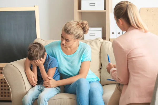 Jong kinderpsycholoog werken met familie in kantoor — Stockfoto