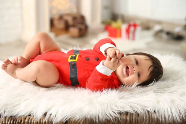 Niedliches kleines Mädchen im Weihnachtsmann-Kostüm — Stockfoto