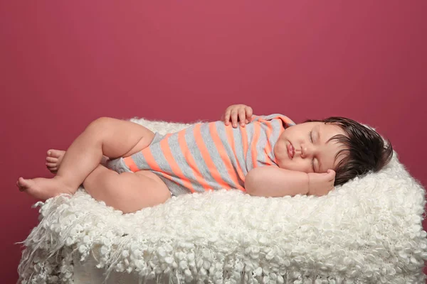 Menina bonito dormindo em xadrez macio contra fundo de cor — Fotografia de Stock